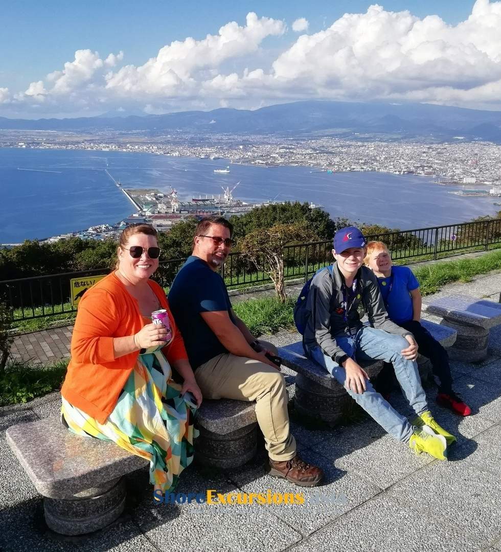 Carnival-Luminosa-Shore-Excursion-with-Locals