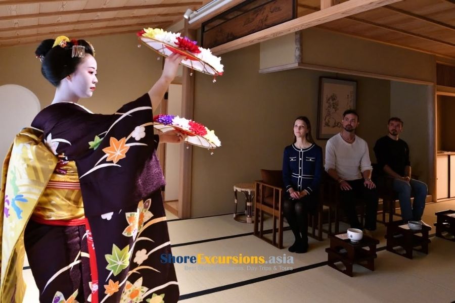 Cultural Expressions on Tokyo cruise excursions