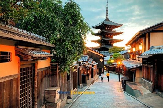 Gion District on Kyoto shore tours