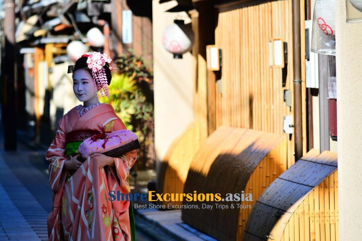 Gion geisha district during Kyoto tours from Kobe port