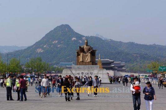 Gwanghwamun Square on Seoul shore excursions