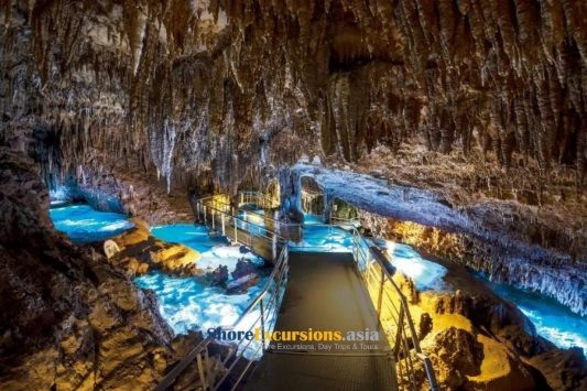 Gyokusendo Cave on Okinawa shore tours