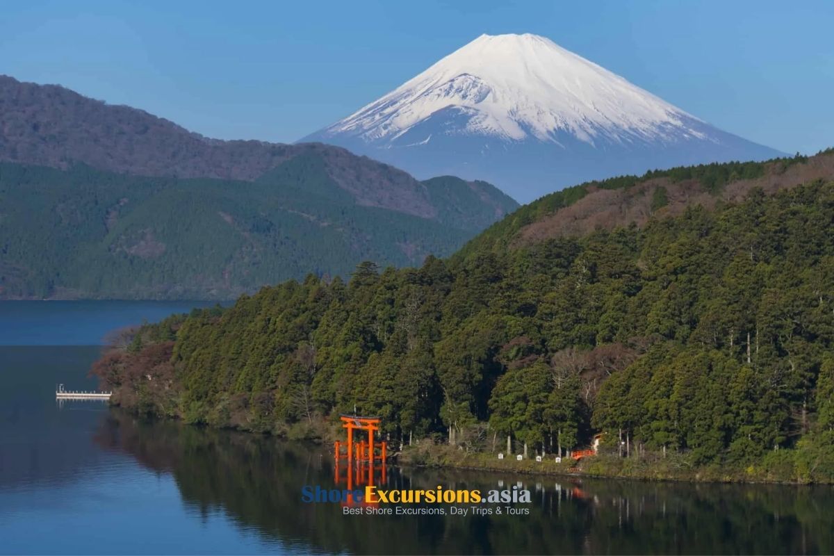 Heiwa-no-Torii by Lake Ashi in Hakone Shrine