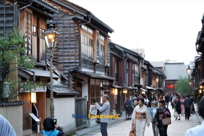 Higashi Chaya-machi District on Kanazawa shore tours