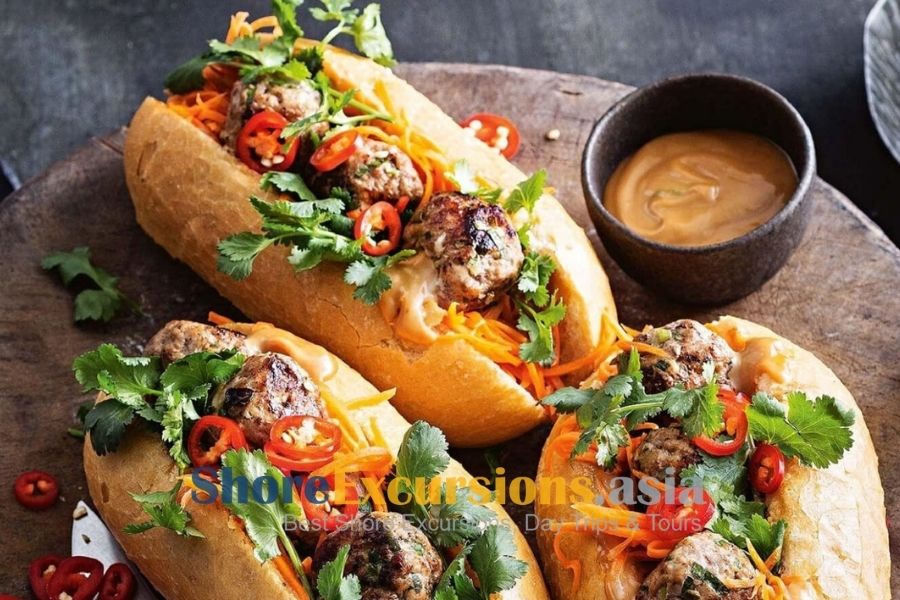 Try banh mi Hoi An shore excursions